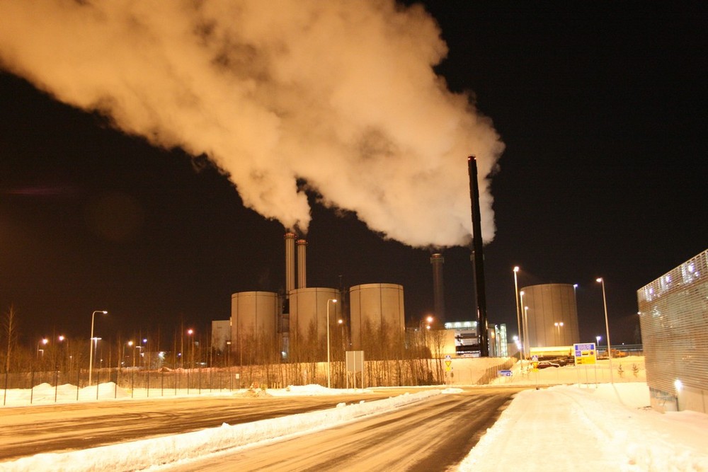 Kraftwerk in Helsinki bei Nacht aus Industrie und Technik